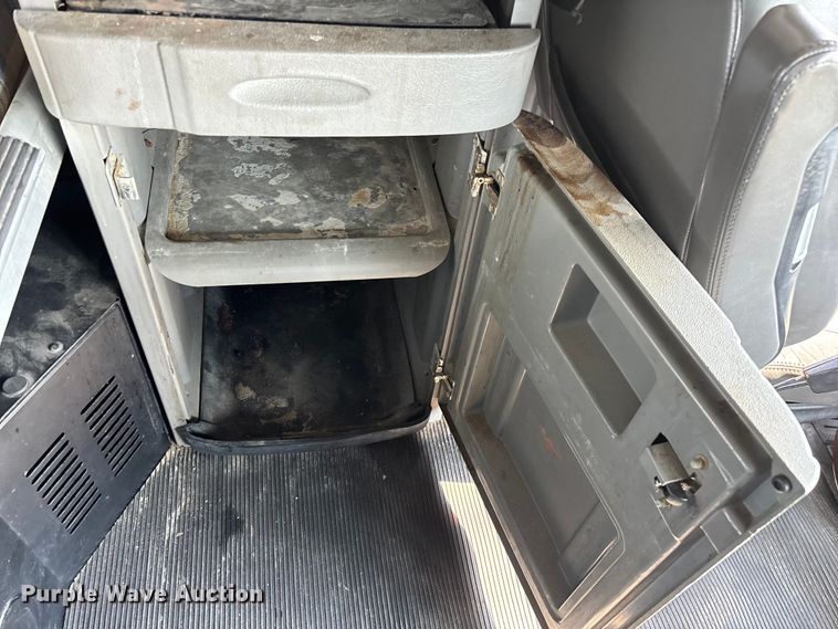 image for item EN5607 2016 Peterbilt 587 semi truck