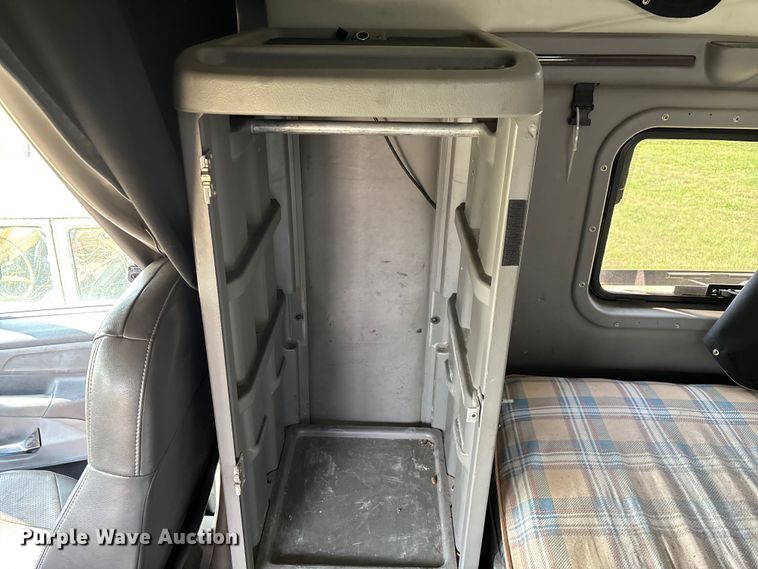 image for item EN5607 2016 Peterbilt 587 semi truck