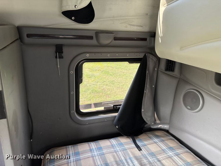 image for item EN5607 2016 Peterbilt 587 semi truck