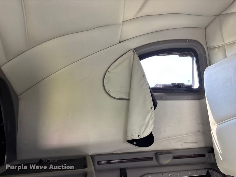 image for item EN5607 2016 Peterbilt 587 semi truck