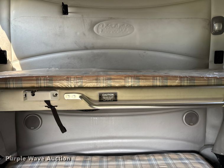 image for item EN5607 2016 Peterbilt 587 semi truck