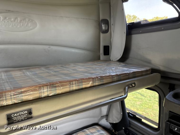 image for item EN5607 2016 Peterbilt 587 semi truck