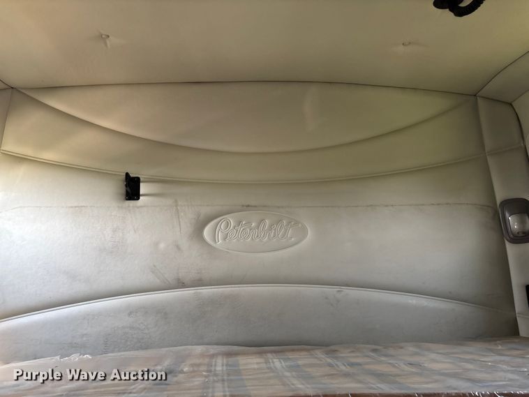 image for item EN5607 2016 Peterbilt 587 semi truck