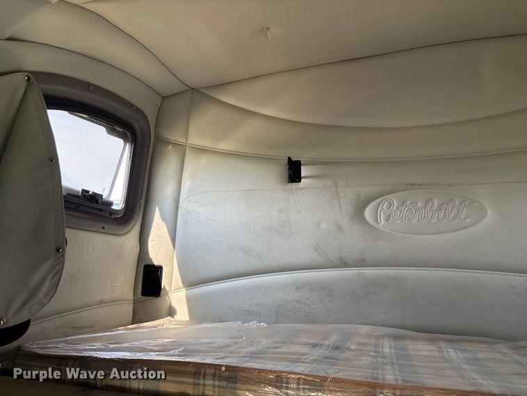 image for item EN5607 2016 Peterbilt 587 semi truck