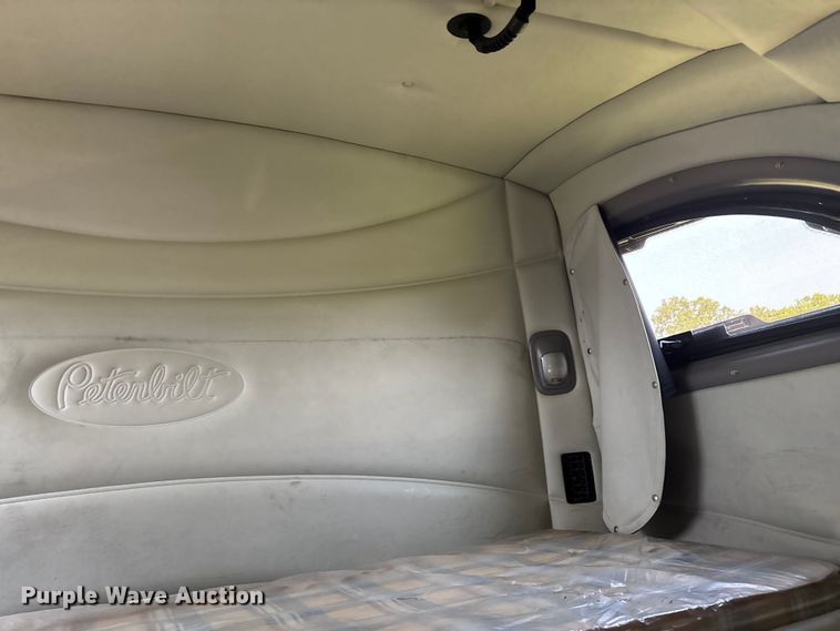 image for item EN5607 2016 Peterbilt 587 semi truck