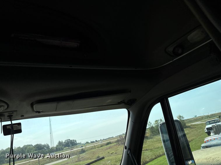 image for item EN5607 2016 Peterbilt 587 semi truck