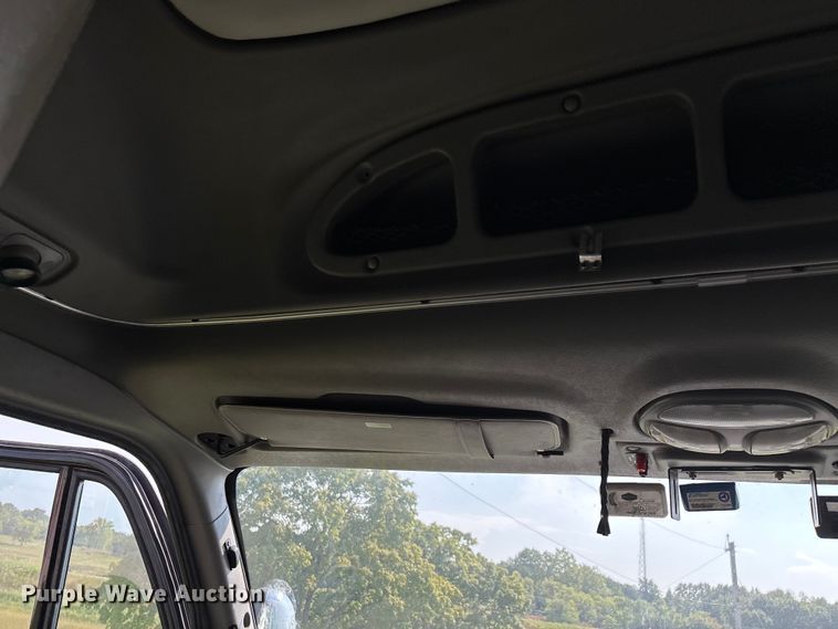 image for item EN5607 2016 Peterbilt 587 semi truck