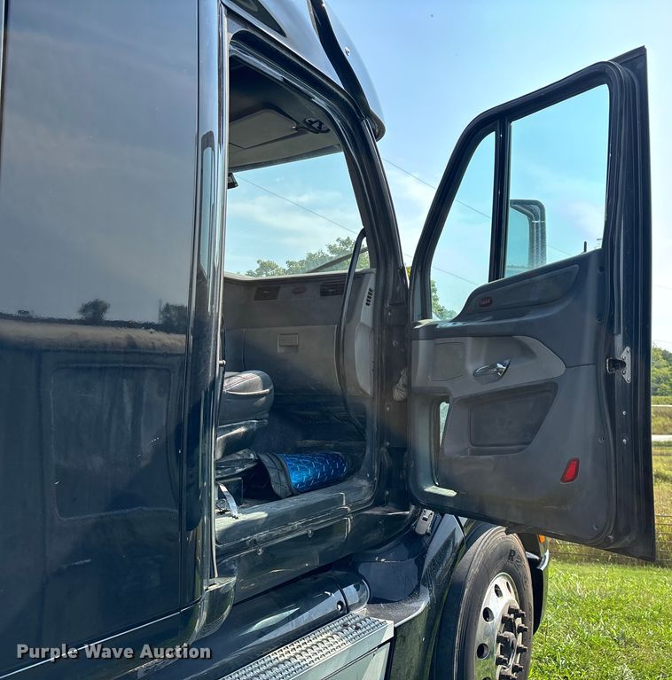 image for item EN5607 2016 Peterbilt 587 semi truck