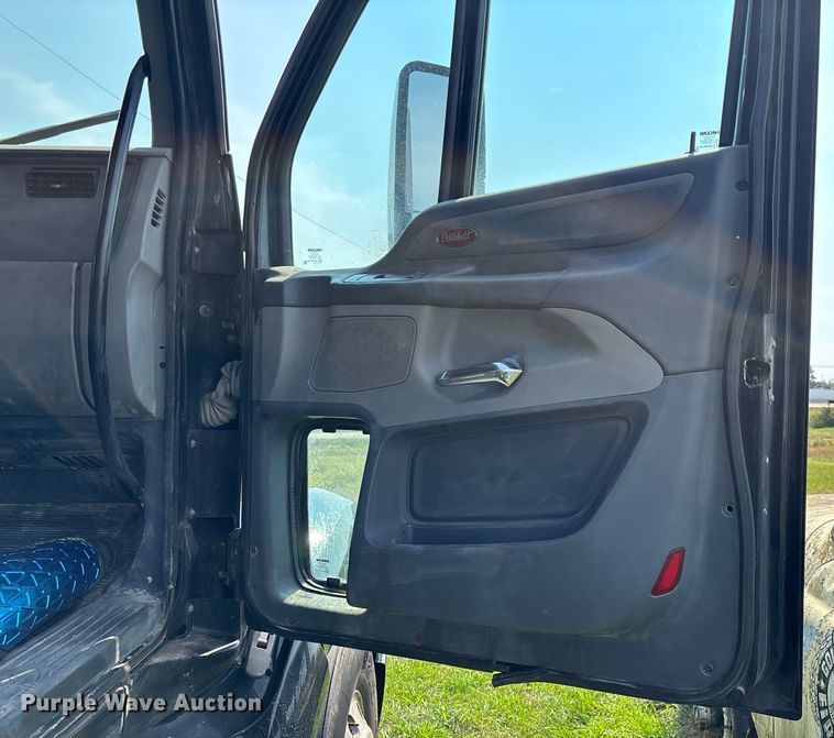 image for item EN5607 2016 Peterbilt 587 semi truck