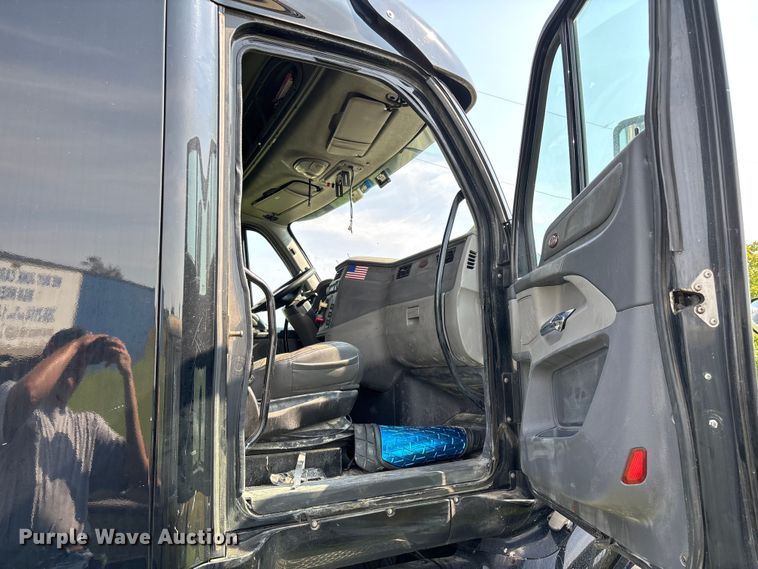 image for item EN5607 2016 Peterbilt 587 semi truck