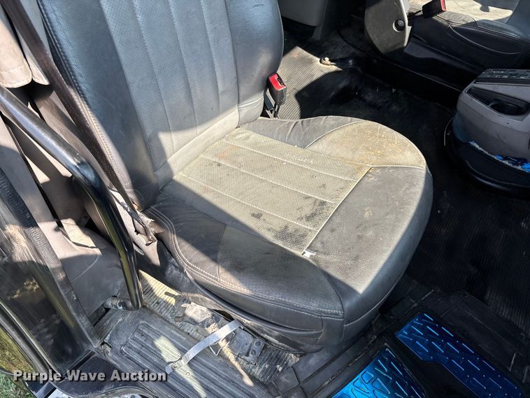 image for item EN5607 2016 Peterbilt 587 semi truck