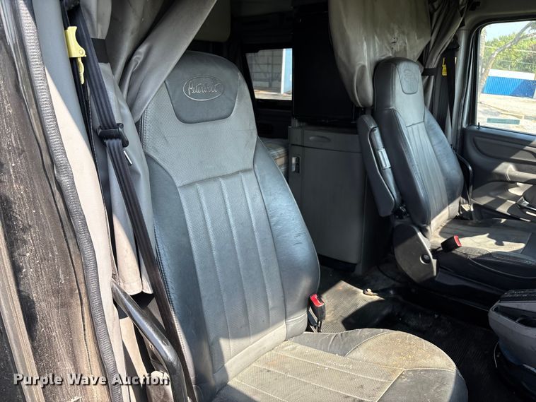 image for item EN5607 2016 Peterbilt 587 semi truck