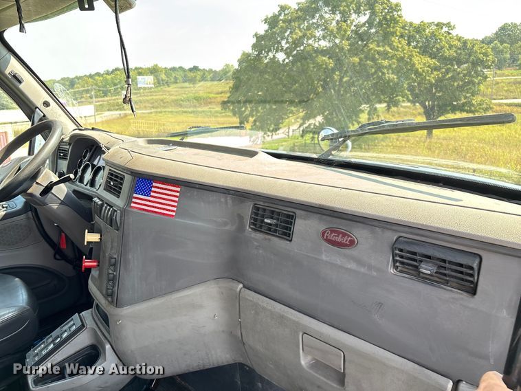 image for item EN5607 2016 Peterbilt 587 semi truck