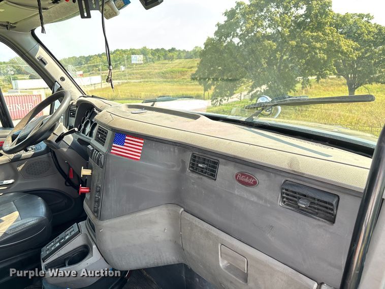 image for item EN5607 2016 Peterbilt 587 semi truck