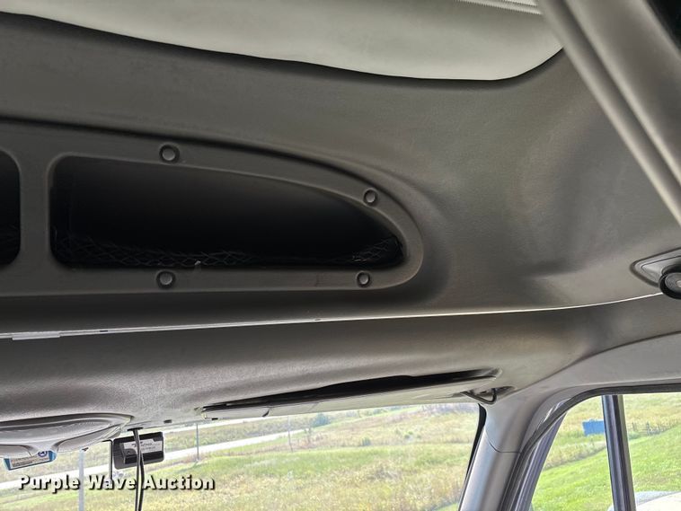 image for item EN5607 2016 Peterbilt 587 semi truck