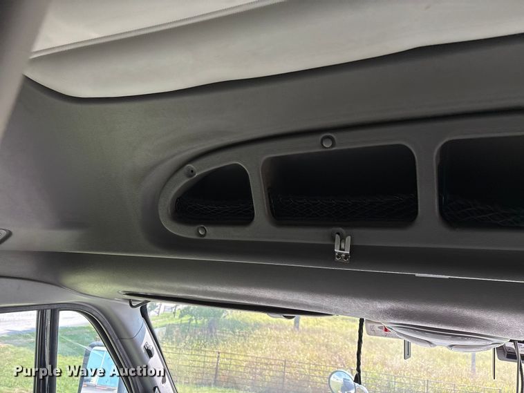 image for item EN5607 2016 Peterbilt 587 semi truck