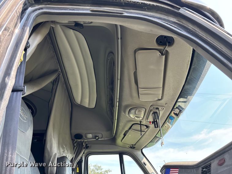 image for item EN5607 2016 Peterbilt 587 semi truck