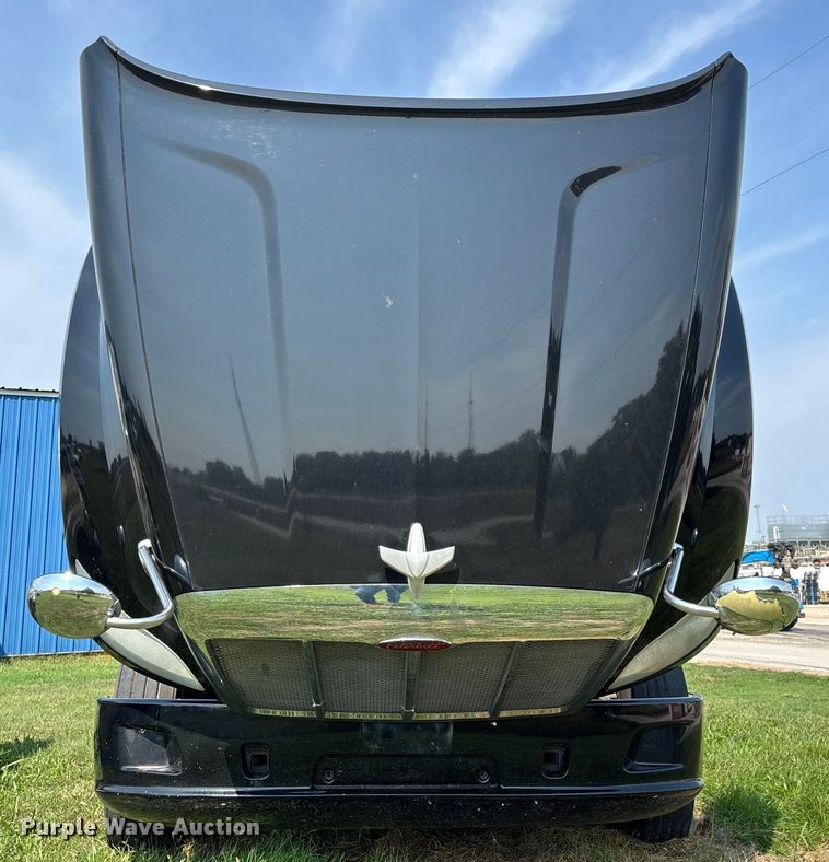 image for item EN5607 2016 Peterbilt 587 semi truck