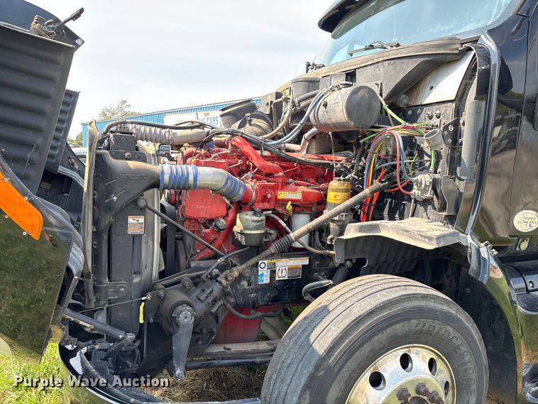 image for item EN5607 2016 Peterbilt 587 semi truck