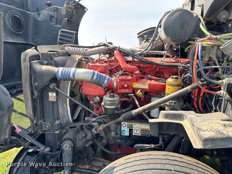 image for item EN5607 2016 Peterbilt 587 semi truck