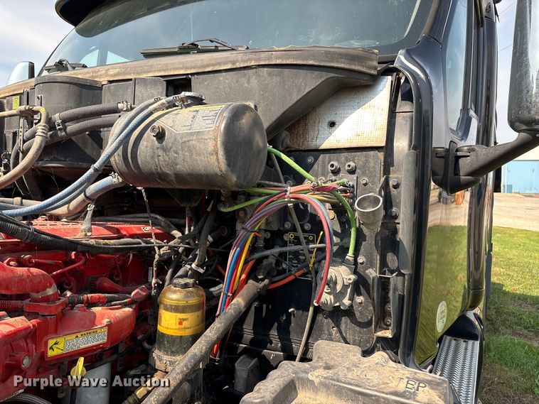 image for item EN5607 2016 Peterbilt 587 semi truck