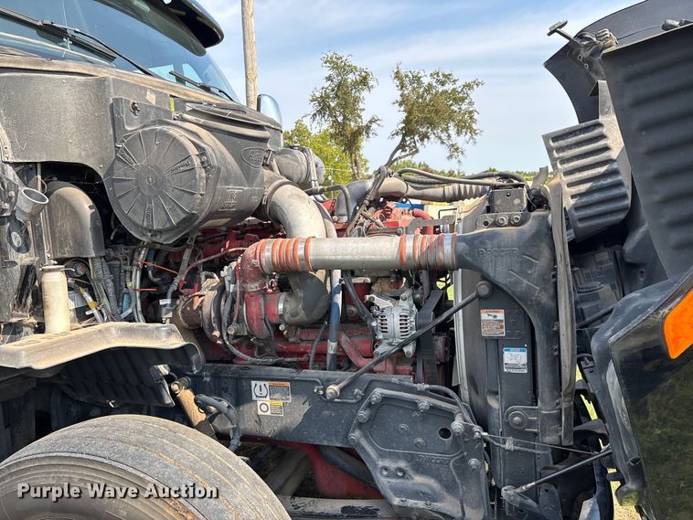 image for item EN5607 2016 Peterbilt 587 semi truck