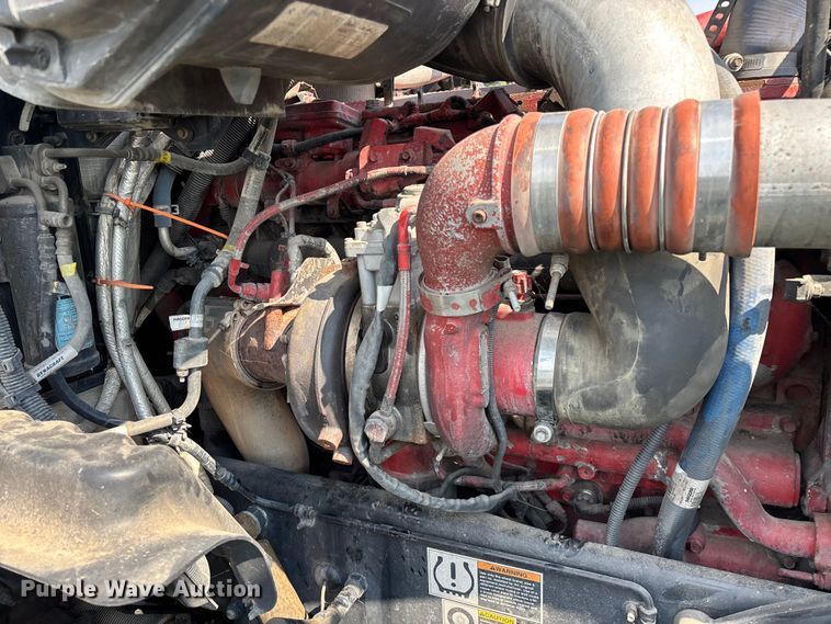 image for item EN5607 2016 Peterbilt 587 semi truck