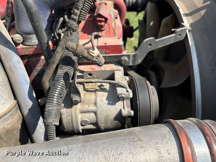 image for item EN5607 2016 Peterbilt 587 semi truck