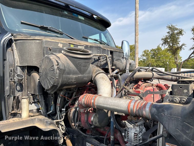 image for item EN5607 2016 Peterbilt 587 semi truck