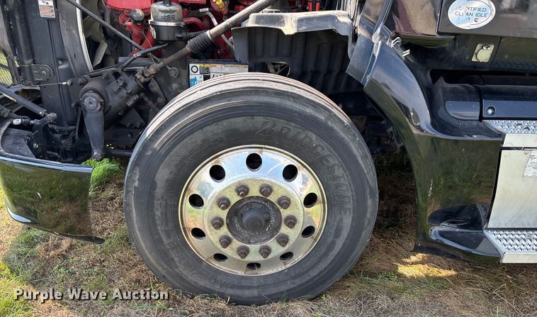 image for item EN5607 2016 Peterbilt 587 semi truck