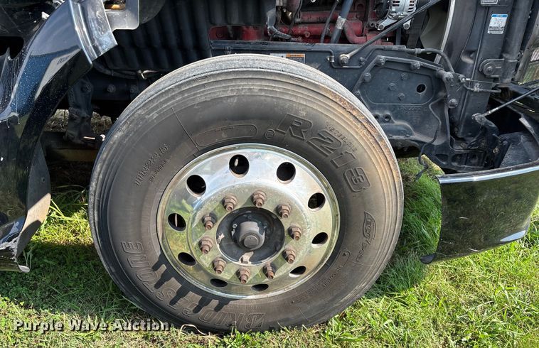 image for item EN5607 2016 Peterbilt 587 semi truck