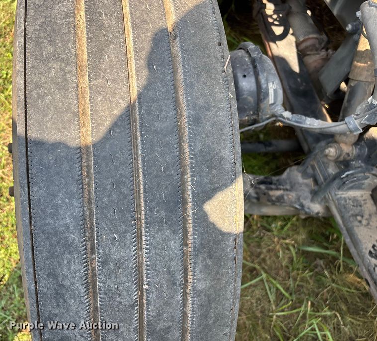 image for item EN5607 2016 Peterbilt 587 semi truck