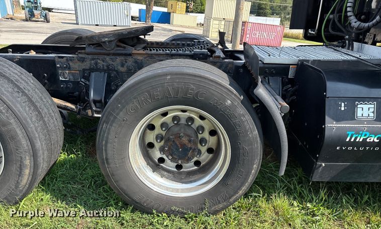 image for item EN5607 2016 Peterbilt 587 semi truck