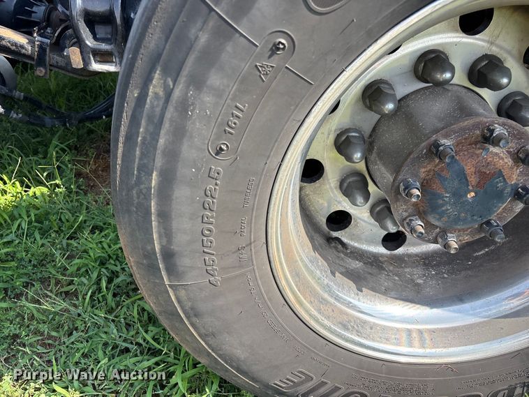 image for item EN5607 2016 Peterbilt 587 semi truck