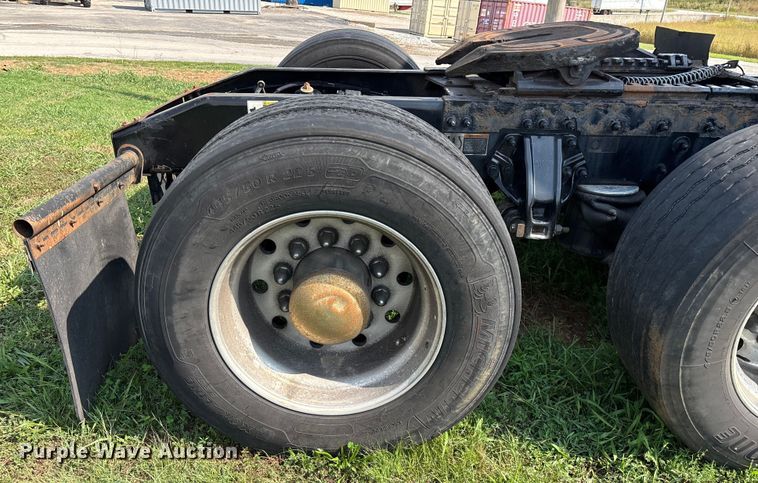 image for item EN5607 2016 Peterbilt 587 semi truck