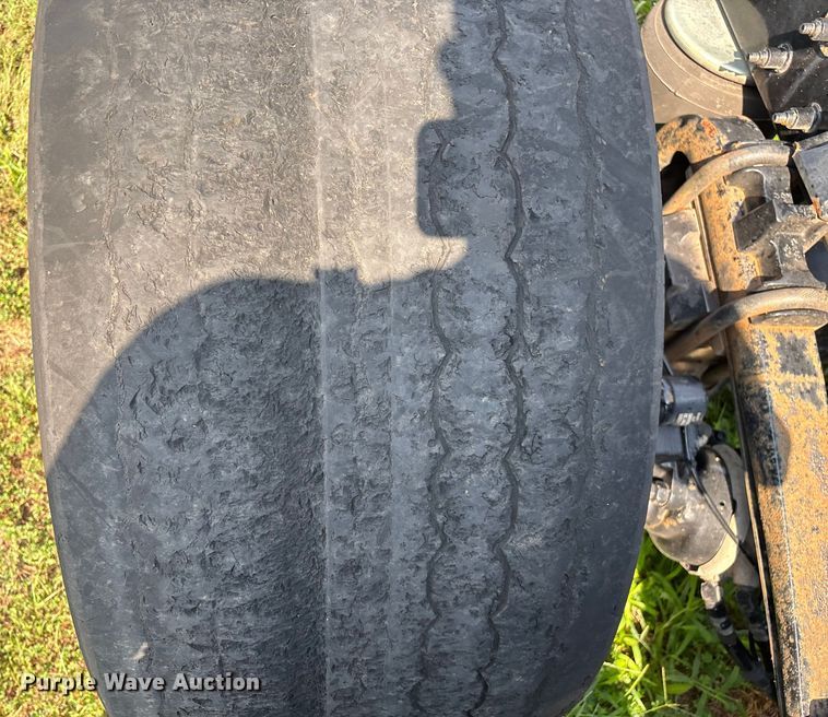 image for item EN5607 2016 Peterbilt 587 semi truck