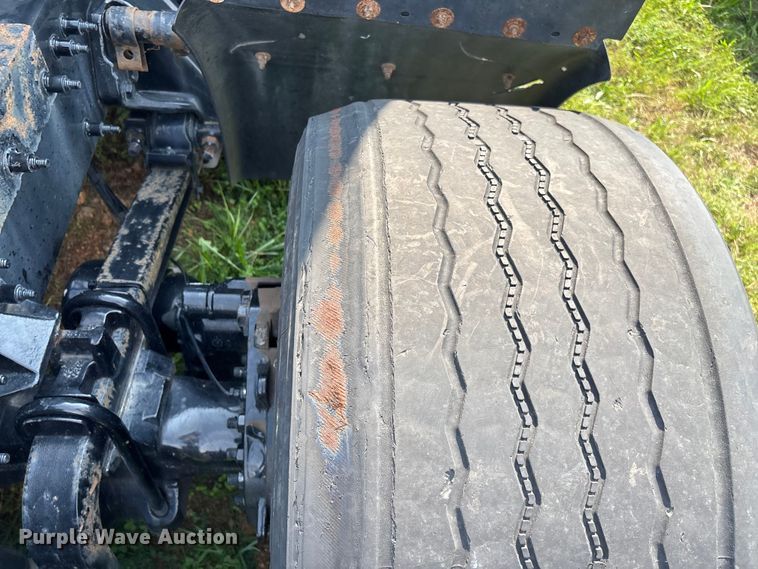 image for item EN5607 2016 Peterbilt 587 semi truck