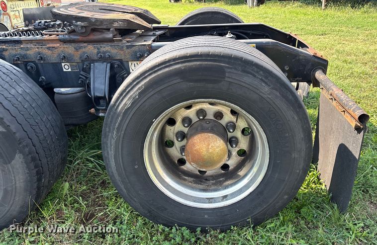 image for item EN5607 2016 Peterbilt 587 semi truck