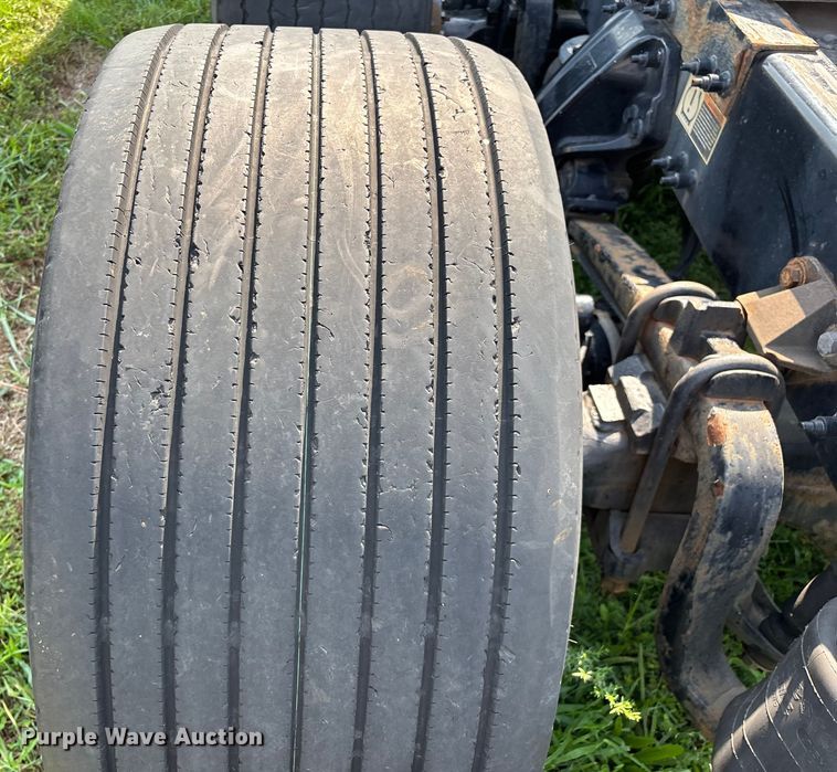 image for item EN5607 2016 Peterbilt 587 semi truck