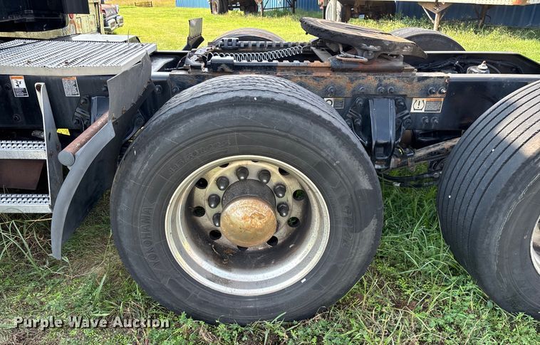 image for item EN5607 2016 Peterbilt 587 semi truck