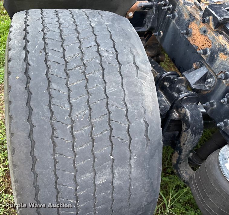 image for item EN5607 2016 Peterbilt 587 semi truck