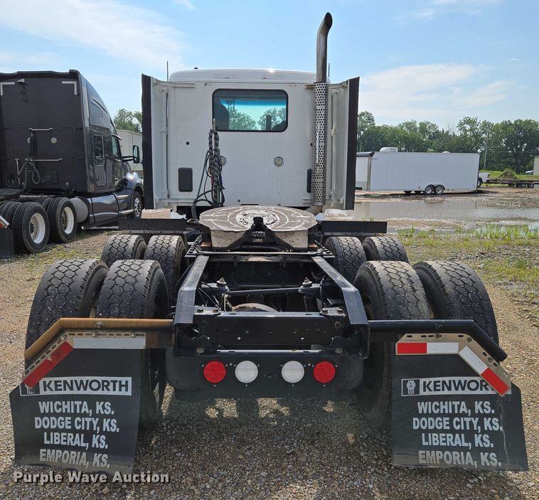 image for item EN8038 2017 Kenworth T680 semi truck