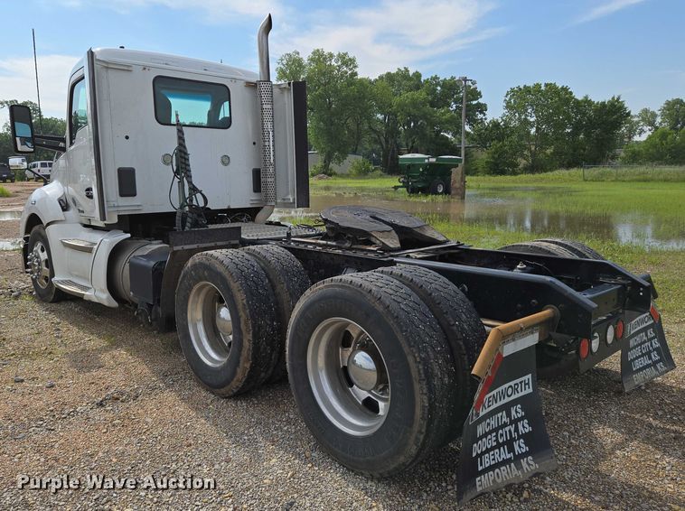 image for item EN8038 2017 Kenworth T680 semi truck