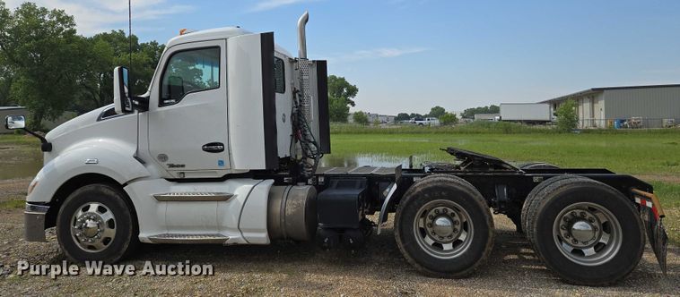 image for item EN8038 2017 Kenworth T680 semi truck