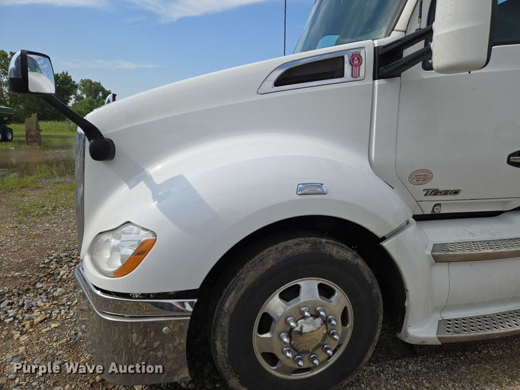 image for item EN8038 2017 Kenworth T680 semi truck