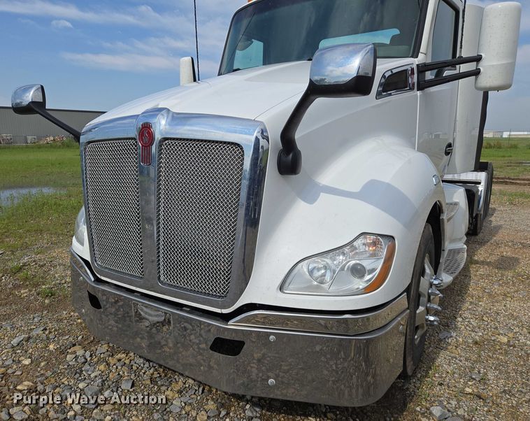 image for item EN8038 2017 Kenworth T680 semi truck