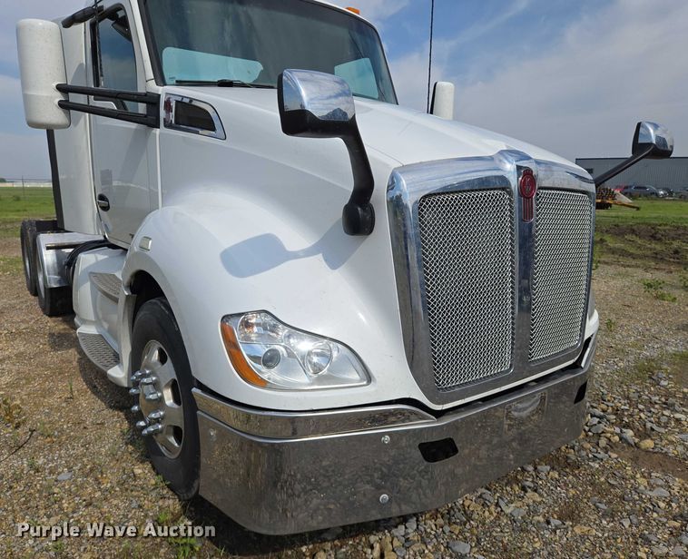 image for item EN8038 2017 Kenworth T680 semi truck