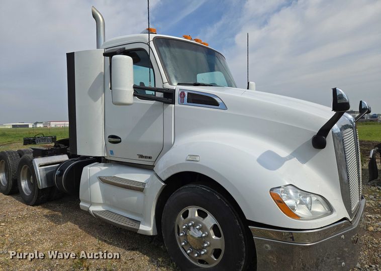 image for item EN8038 2017 Kenworth T680 semi truck