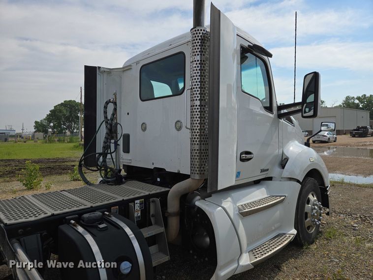 image for item EN8038 2017 Kenworth T680 semi truck