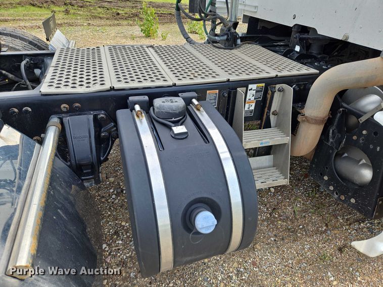 image for item EN8038 2017 Kenworth T680 semi truck